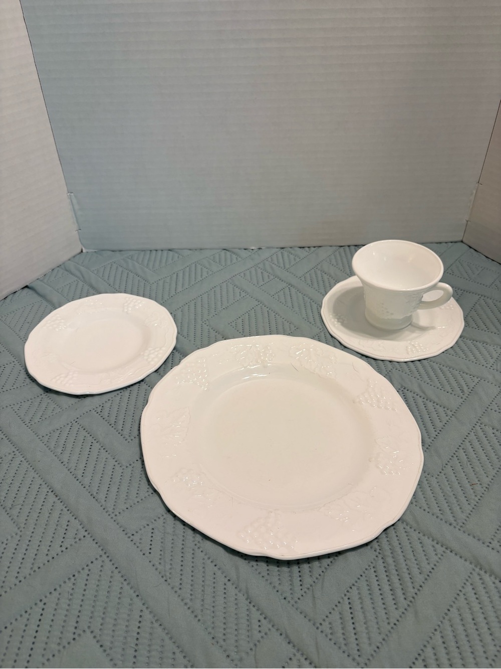 Vintage Indiana glass Colony Harvest Grape Milk Glass 4 Piece Place Setting